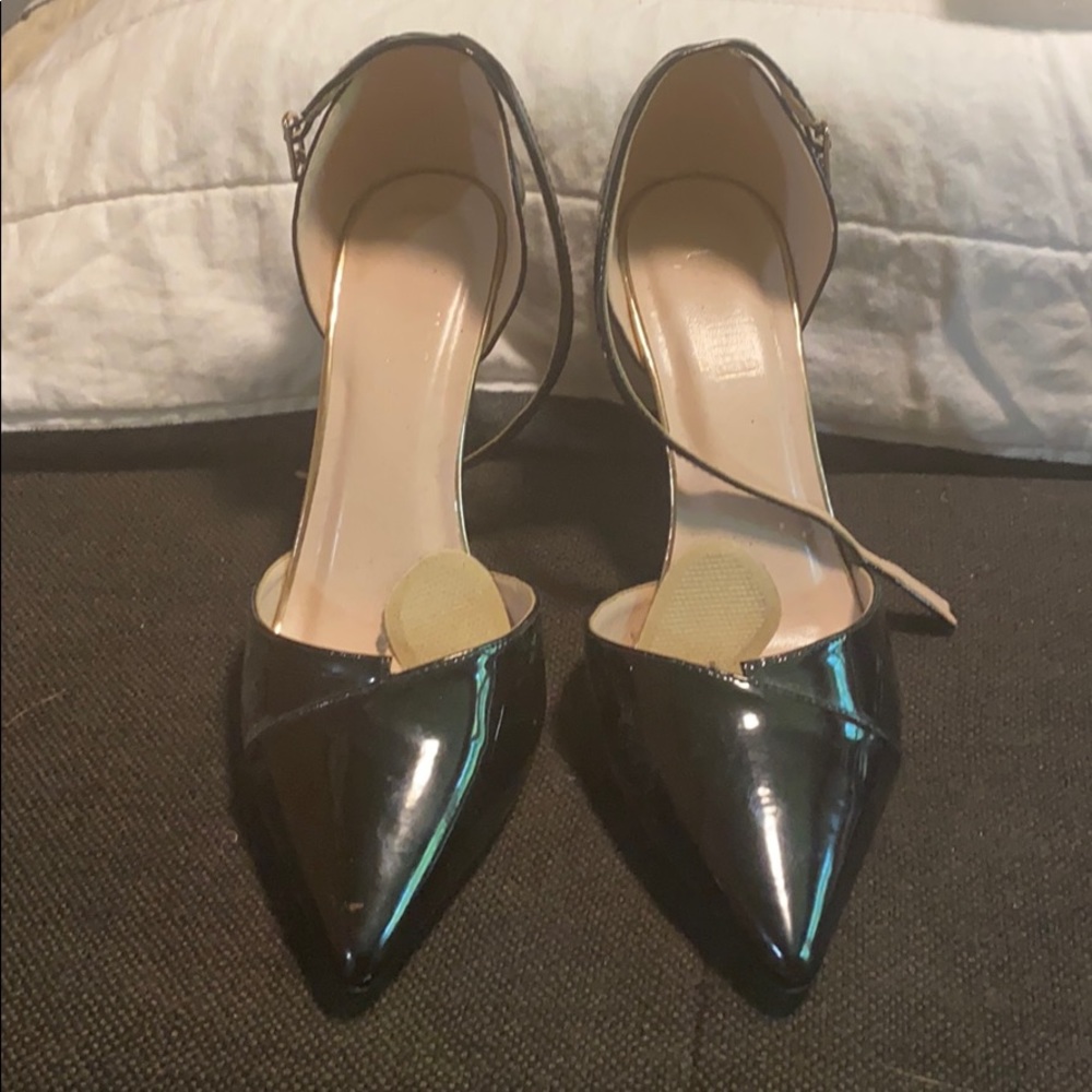 Black pumps